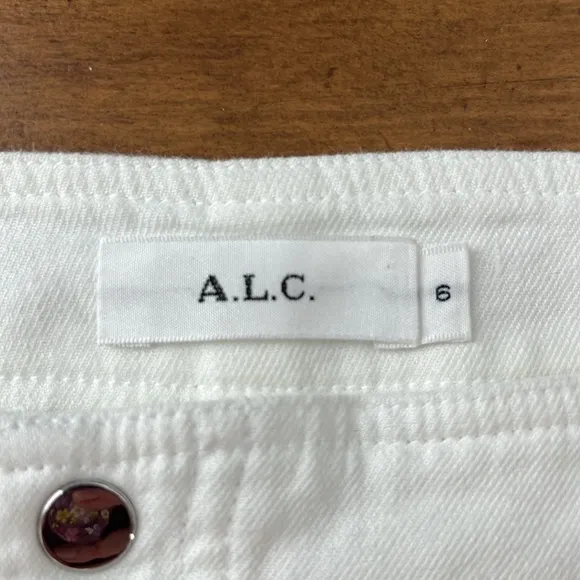 A.L.C white linen cotton blend shorts with pockets Size 6