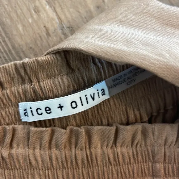 Alice and Olivia Linn Linen Belted Shorts.  NWOT size XS