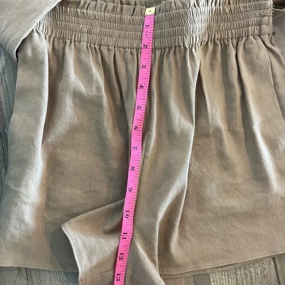 Alice and Olivia Linn Linen Belted Shorts.  NWOT size XS