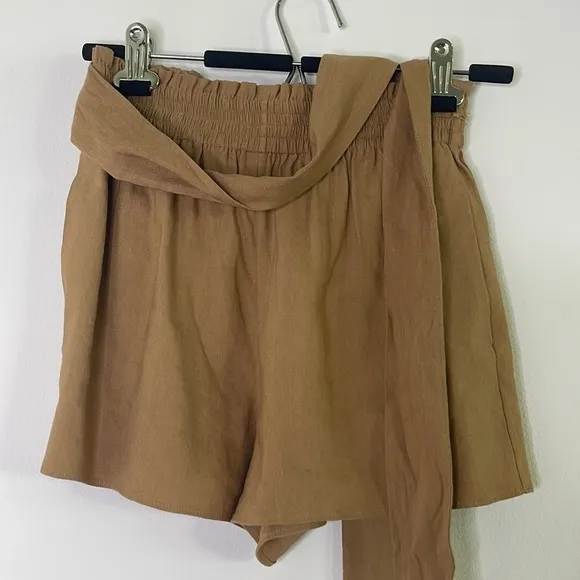 Alice and Olivia Linn Linen Belted Shorts.  NWOT size XS