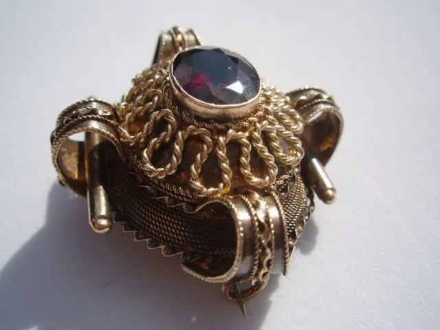 Antique Georgian English 15K Garnet Brooch