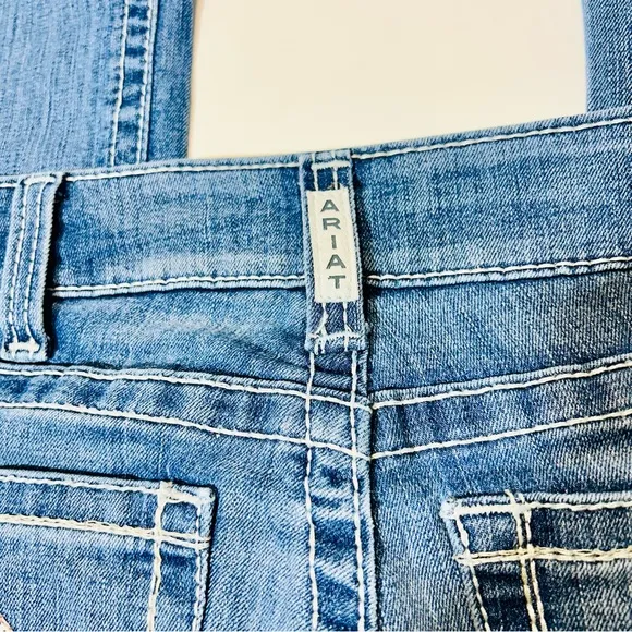Ariat jeans Mid Rise Straight leg jeans Medium wash stretchy women Size 27