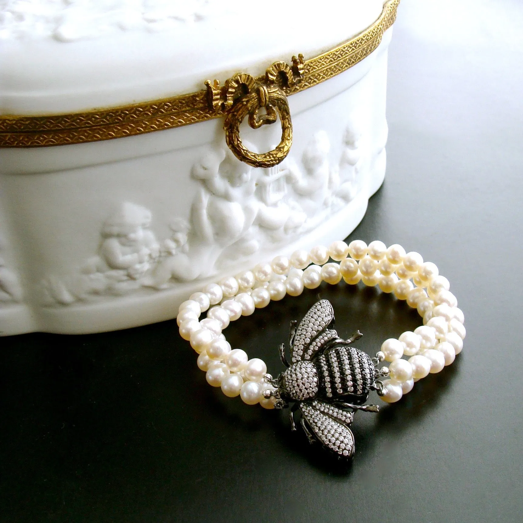 Bumble Bee Clasp Pearls Bracelet - Reine des Abeilles Bracelet