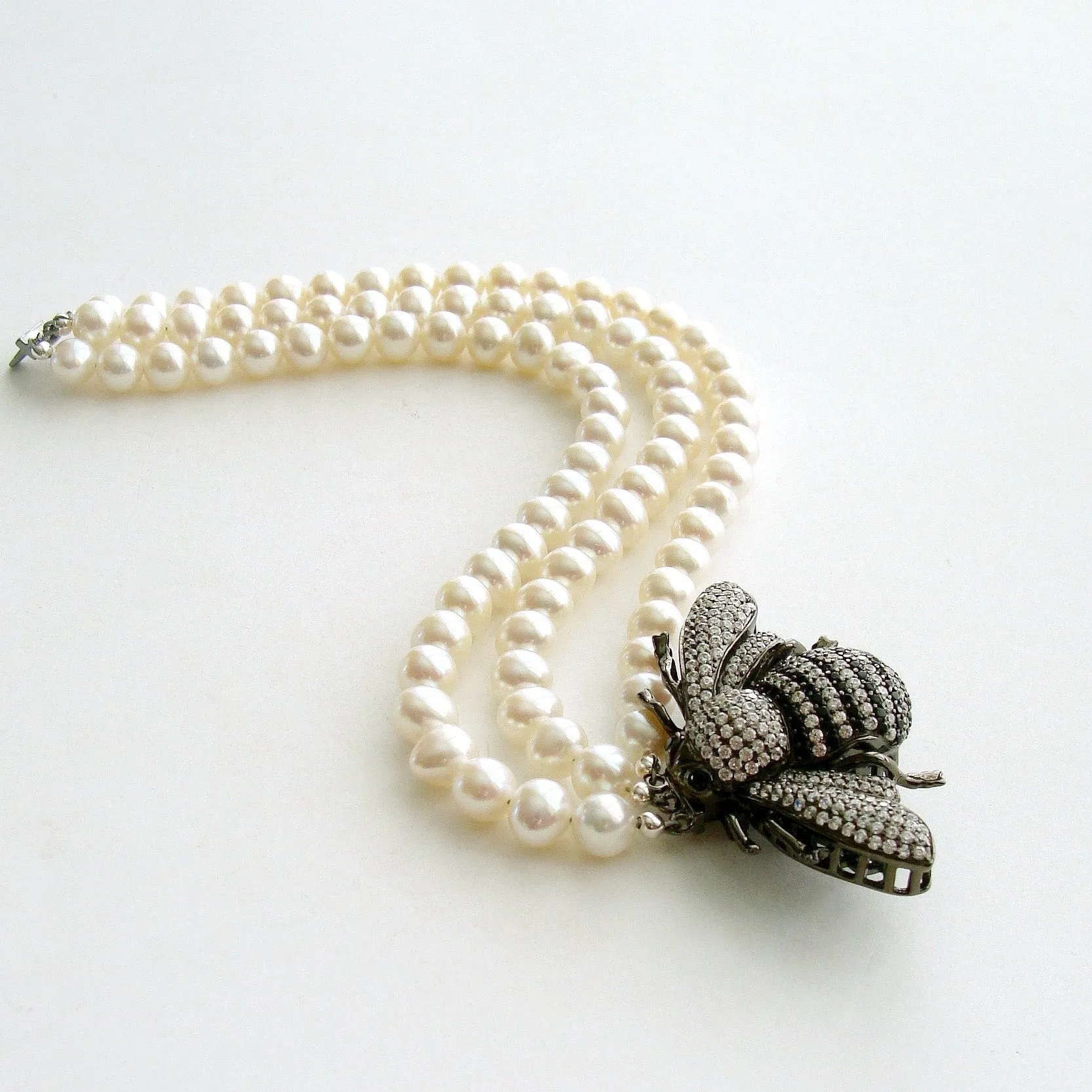 Bumble Bee Clasp Pearls Bracelet - Reine des Abeilles Bracelet