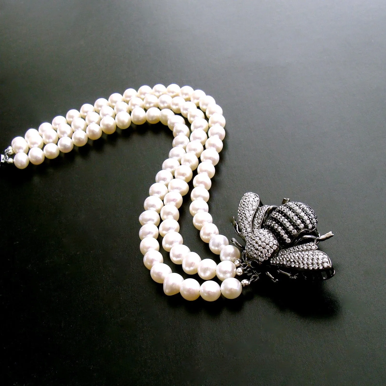 Bumble Bee Clasp Pearls Bracelet - Reine des Abeilles Bracelet