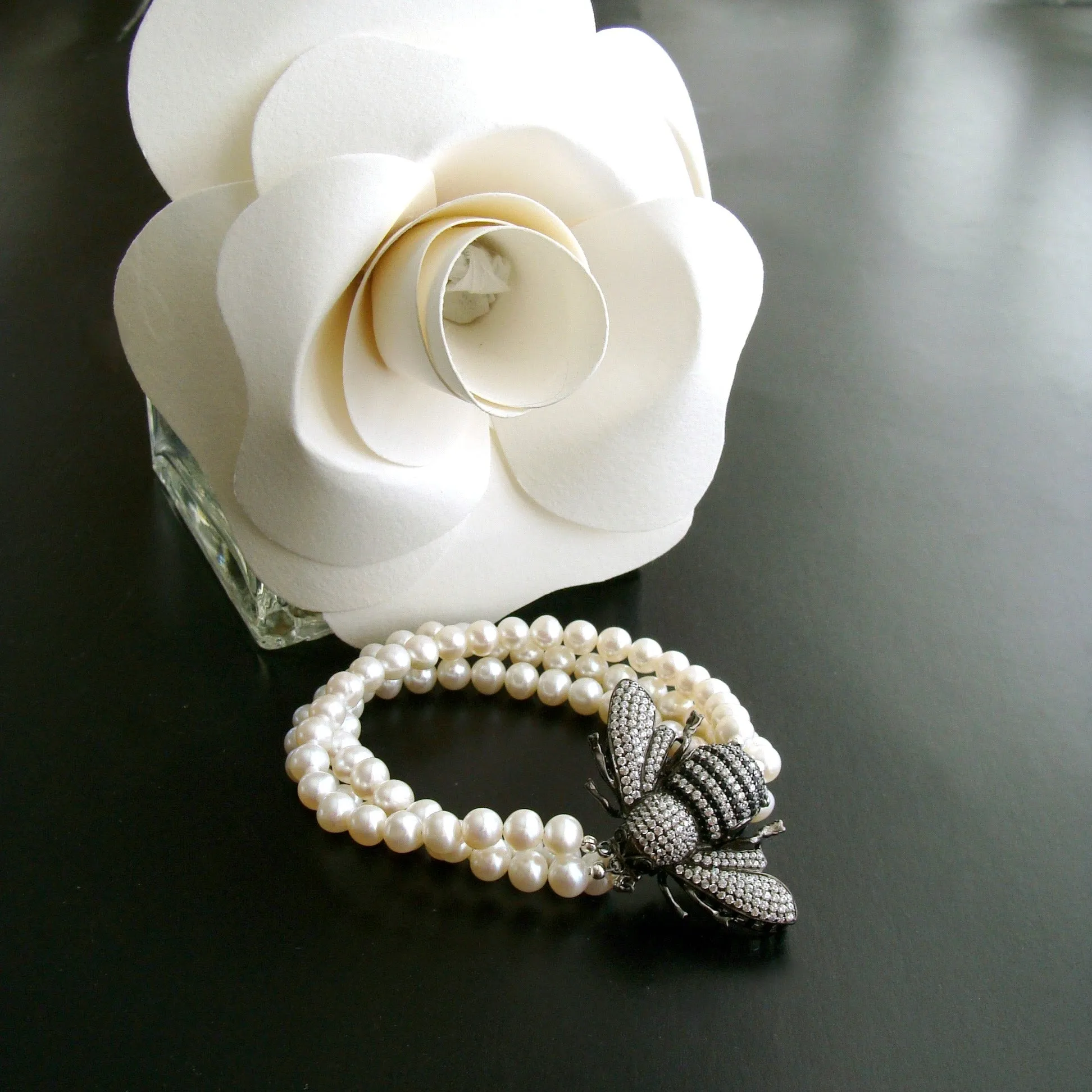 Bumble Bee Clasp Pearls Bracelet - Reine des Abeilles Bracelet