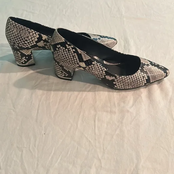 Calvin Klein Womens Nita Pump Snake Print