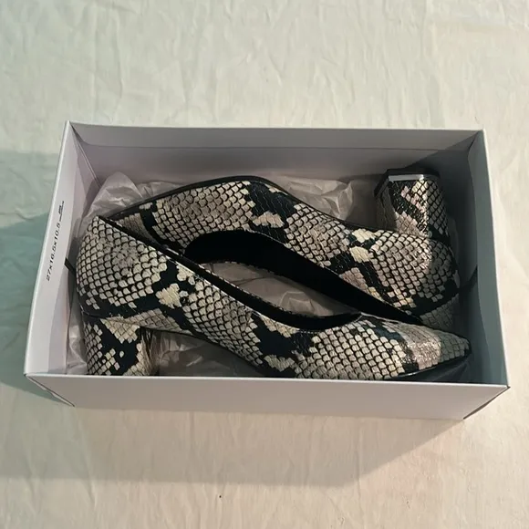 Calvin Klein Womens Nita Pump Snake Print