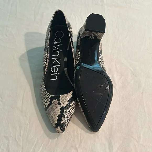 Calvin Klein Womens Nita Pump Snake Print