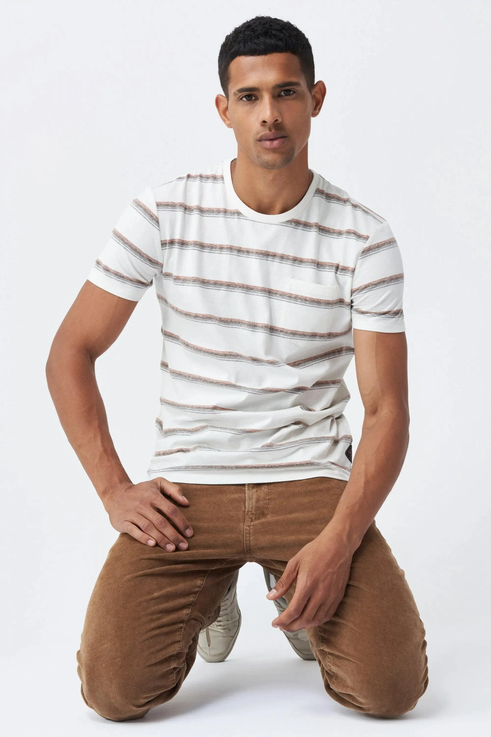 Camiseta a Rayas con Bolsillo Relieve