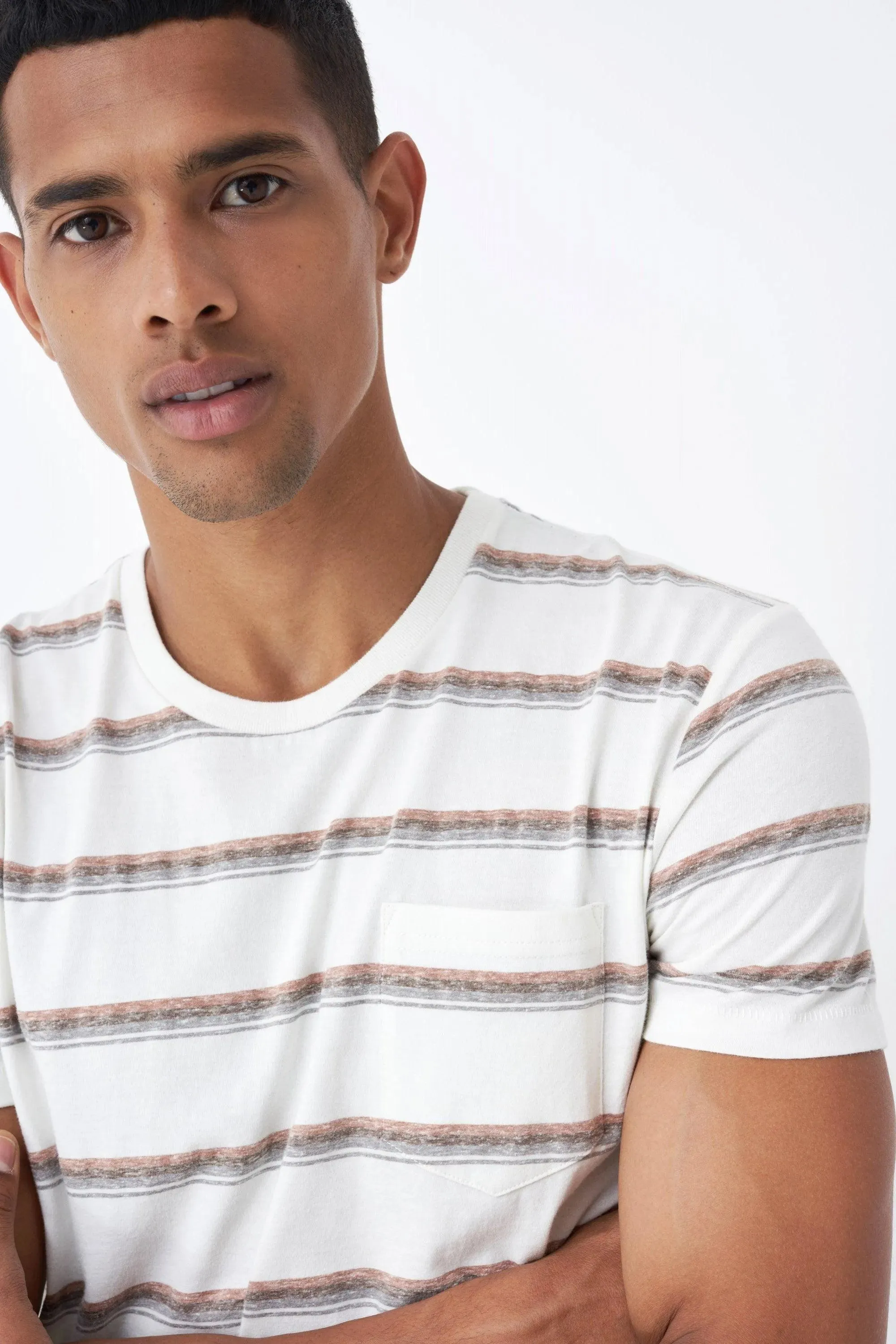 Camiseta a Rayas con Bolsillo Relieve