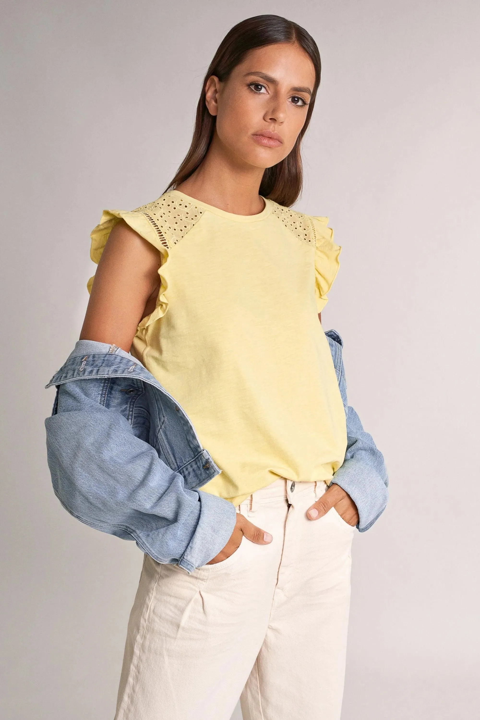 Camiseta con encaje y volantes en las mangas