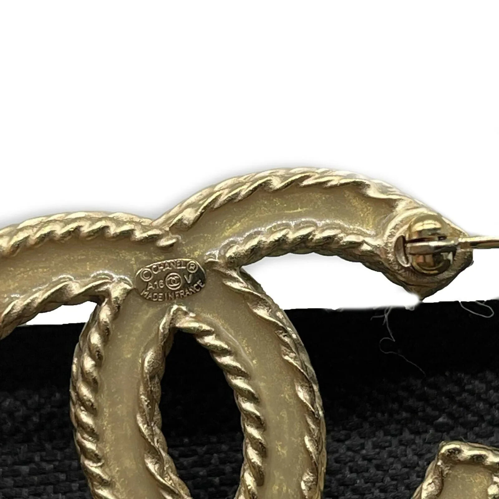 CHANEL -16V Clear and Grey Strass CC Logo - Clear / Grey / Gold Brooch w/ Box