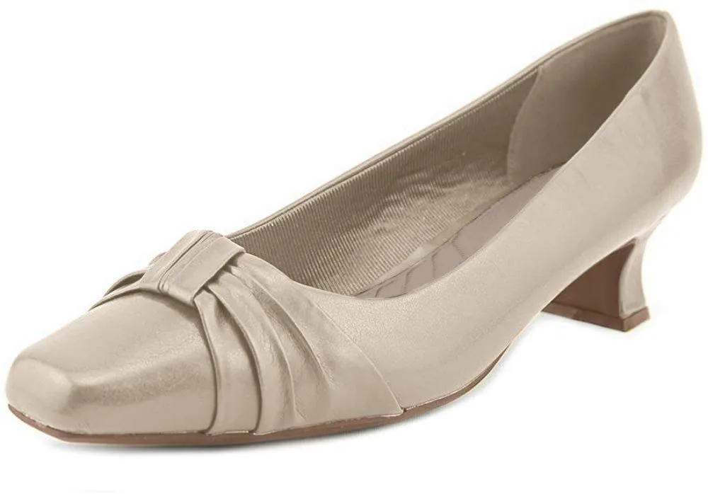 Easy Street Women's Waive Pump, Bone, 7.5 X-Wide