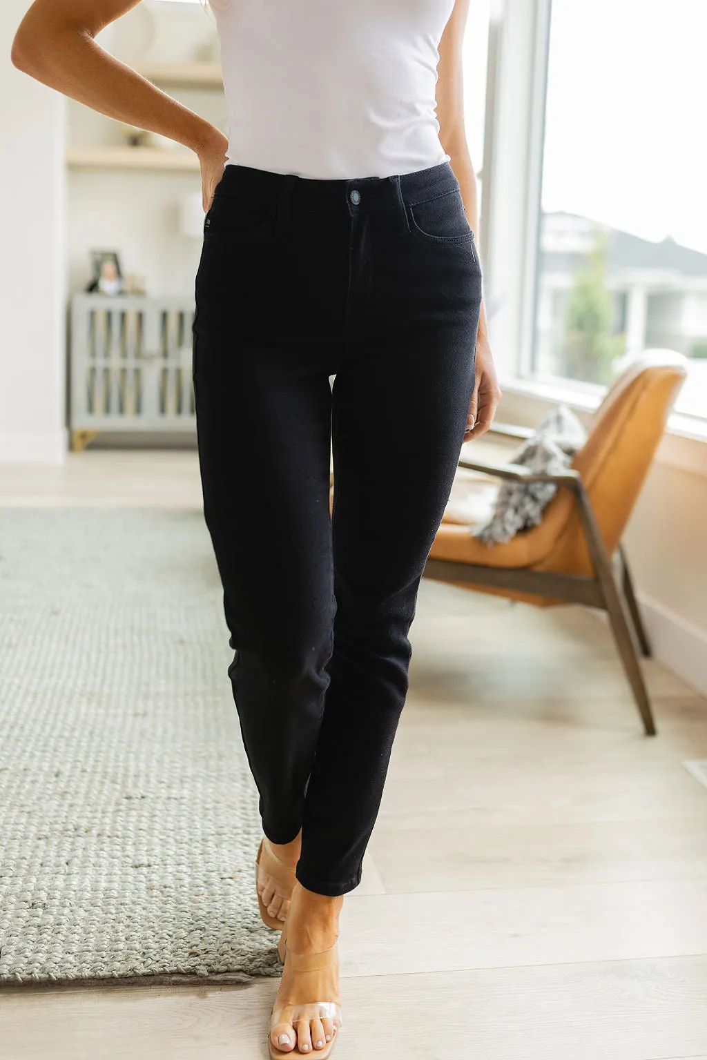 JUDY BLUE Edith Mid Rise Classic Slim Jeans in Black