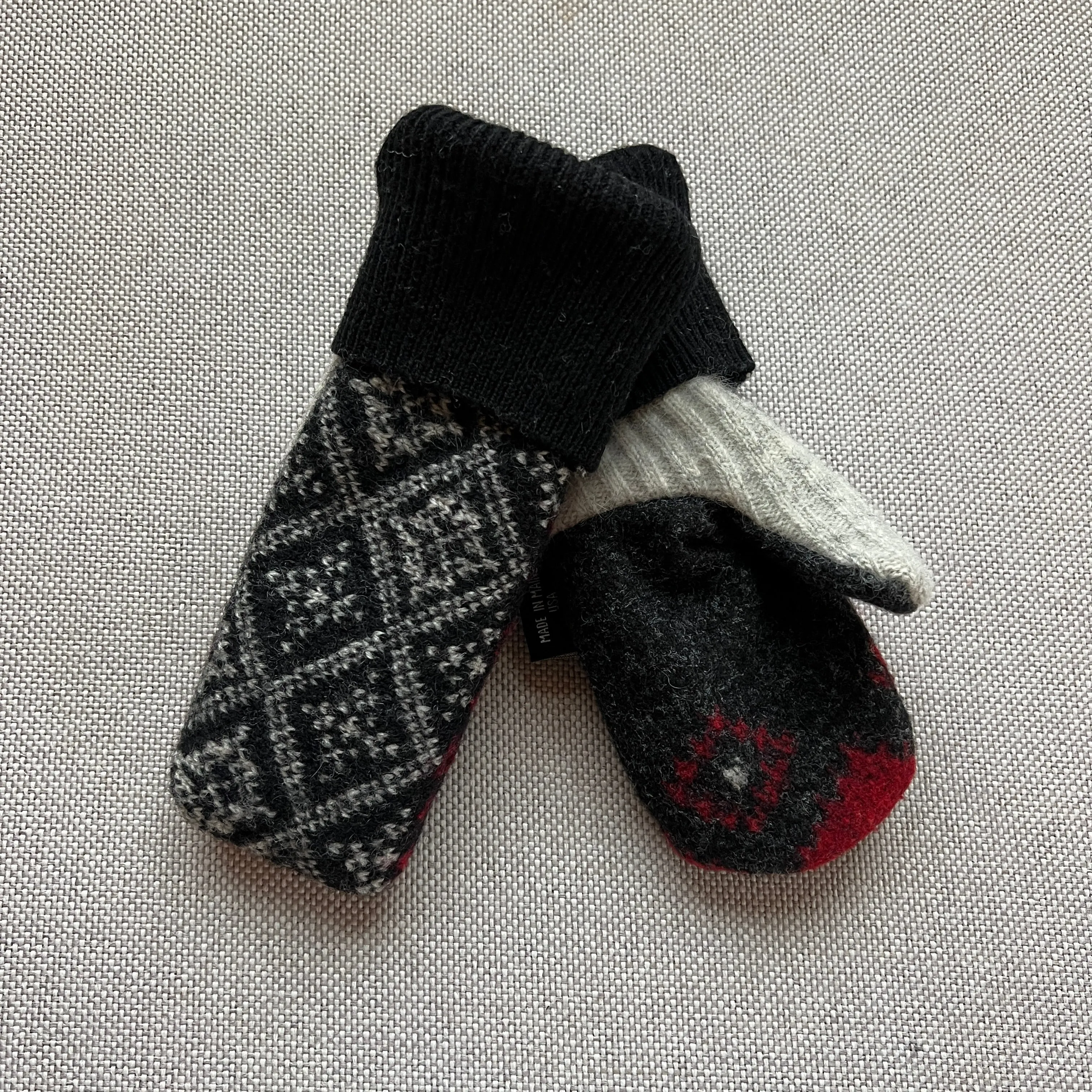 Kids Mittens S/M - Black, Cream & Red 239