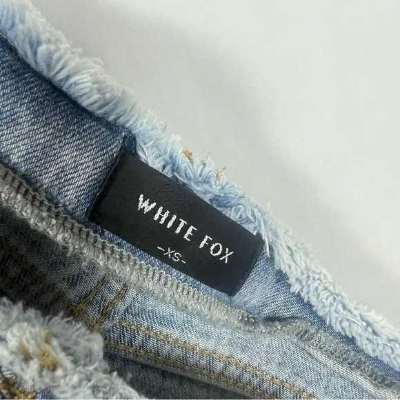 NWT White Fox women’s out too late jeans size XS cut out straight leg blue