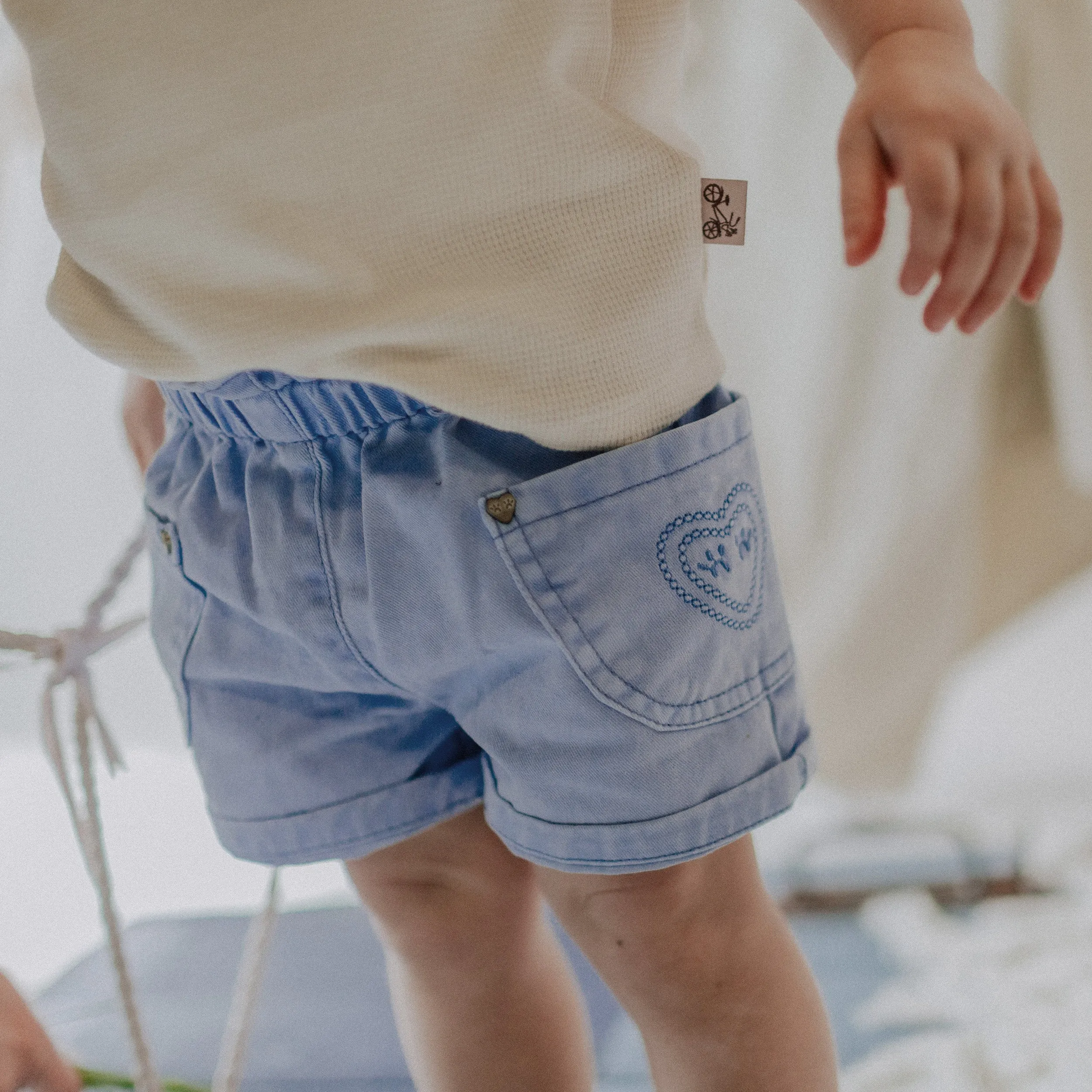 Short en denim coloré bleu pâle, bébé || Pale blue colored denim shorts, baby