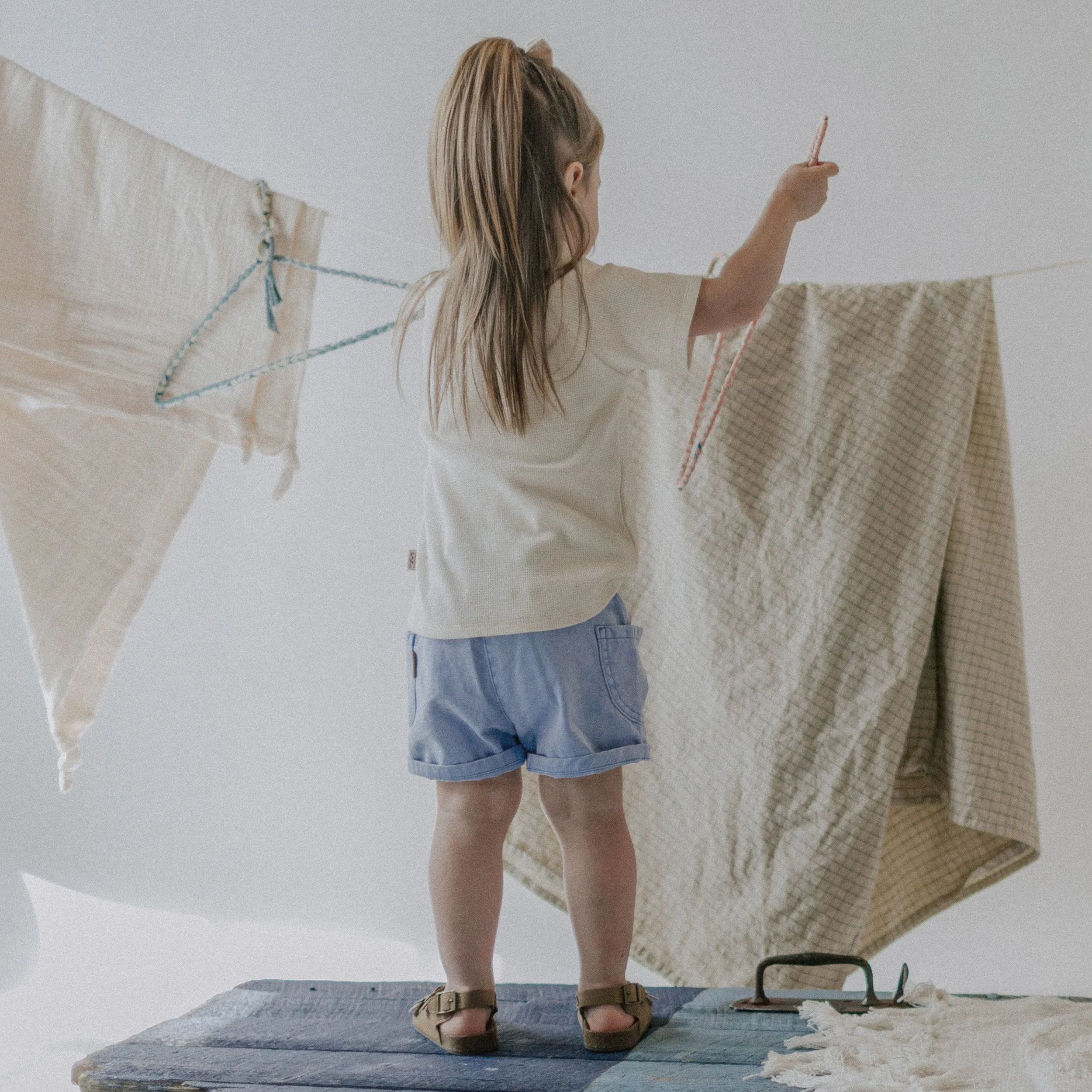 Short en denim coloré bleu pâle, bébé || Pale blue colored denim shorts, baby
