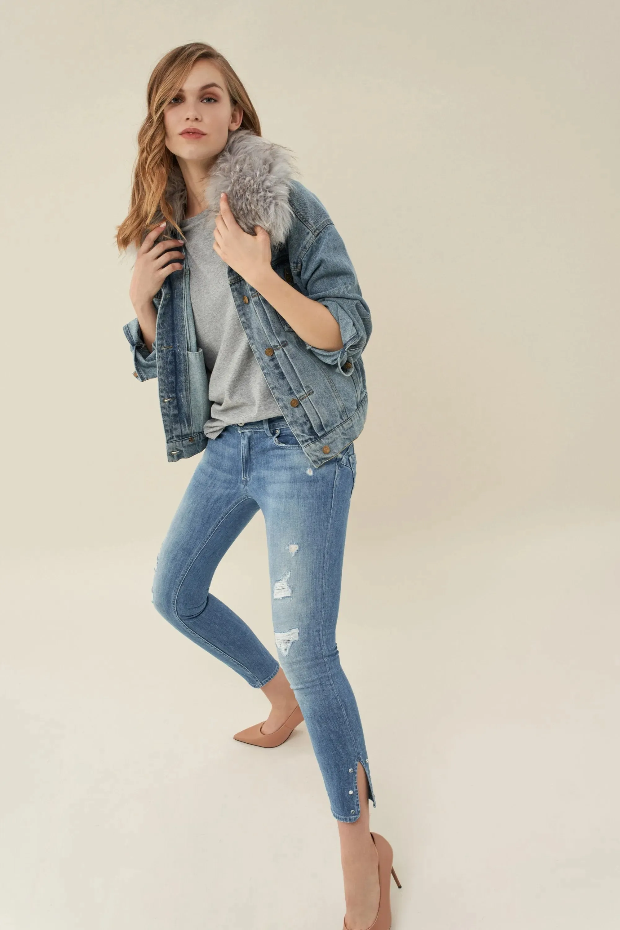 VAQUEROS PUSH UP WONDER CAPRI RASGADOS Y CON REMACHES