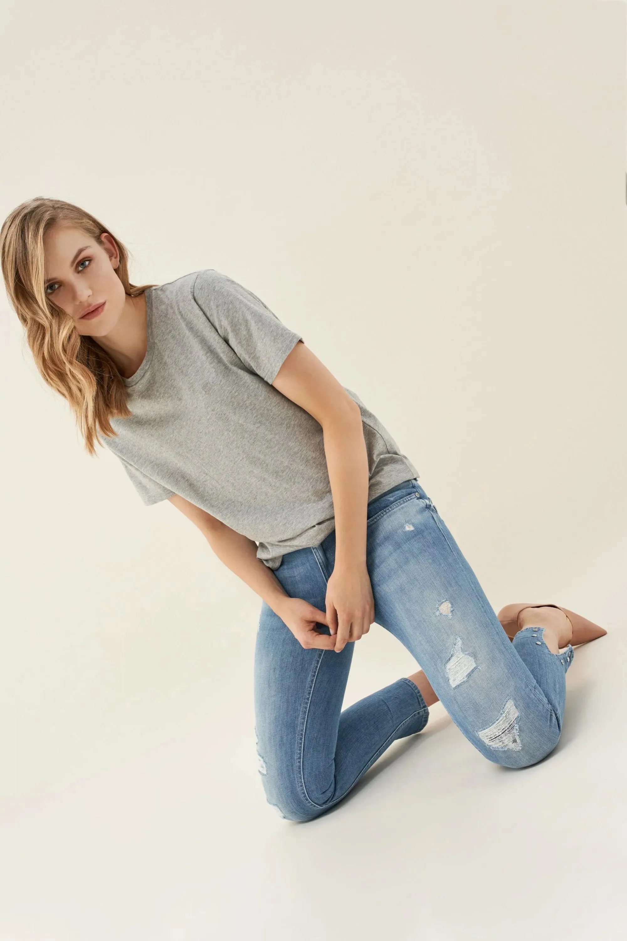 VAQUEROS PUSH UP WONDER CAPRI RASGADOS Y CON REMACHES