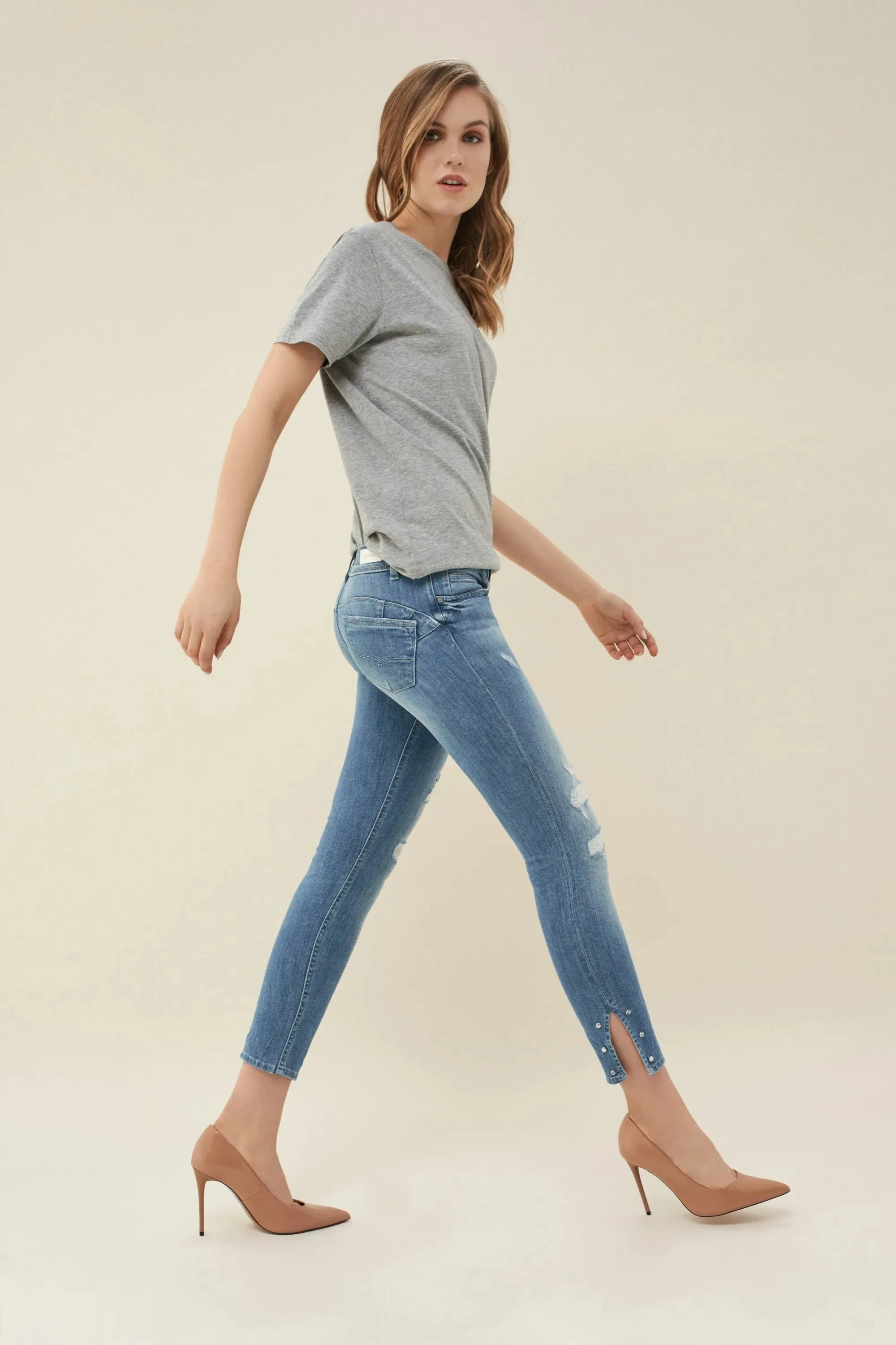 VAQUEROS PUSH UP WONDER CAPRI RASGADOS Y CON REMACHES