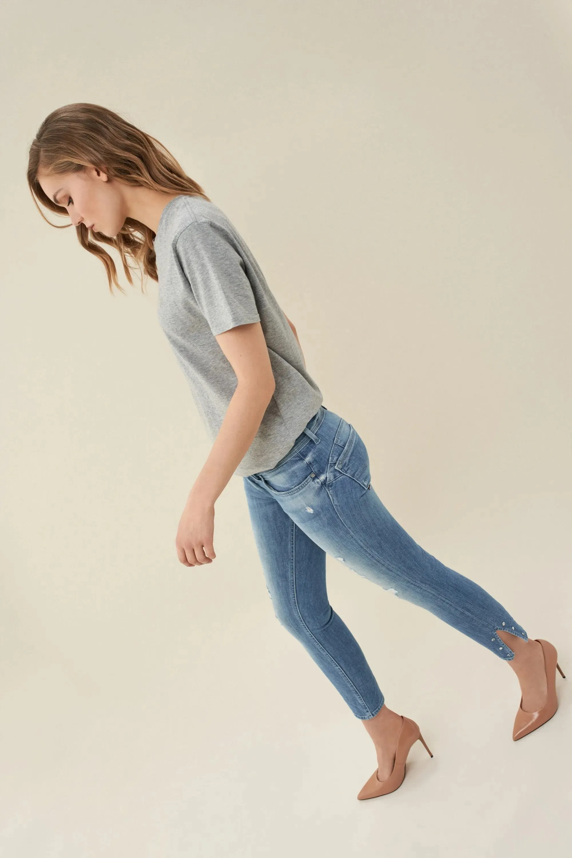 VAQUEROS PUSH UP WONDER CAPRI RASGADOS Y CON REMACHES