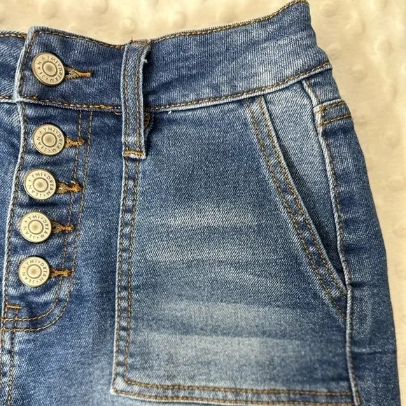 Ymi 𝅺ymi solid HighWaisted Denim Shorts with a distressed hem!