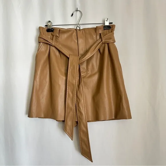 Zara Women's Faux Leather High Waisted Paperbag Shorts in Latte Brown Color sz M
